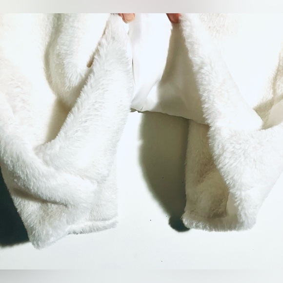 Elegant White Faux Fur Women's Jacket w/ matching scarf - Picture 13 of 16